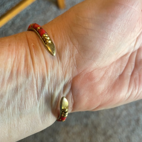 Stella & Dot bliss cuff gold bracelet barrel shaped coral beads - Picture 6 of 6